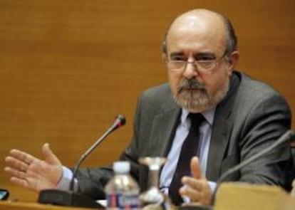 El exmiembro del Consejo de Administración de la CAM, Pere Joan Devesa, durante su comparecencia, hoy, en la Comisión de investigación de Las Cortes Valencianas sobre la intervención de la CAM por el Banco de España.