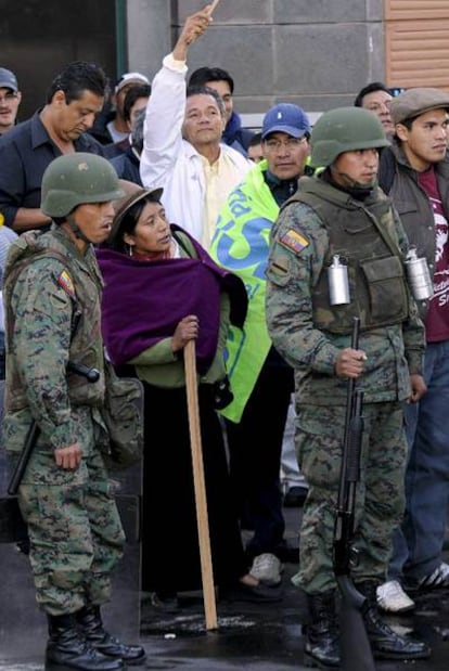 Un grupo de manifestantes se concentra junto al palacio de Carondelet, la sede del Gobierno ecuatoriano.