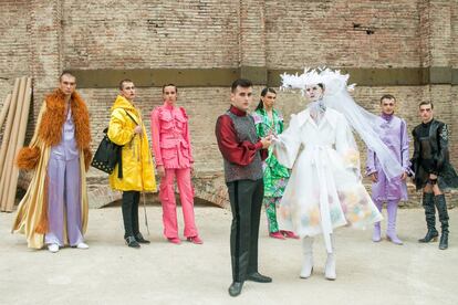 El diseñador Alejandro Gómez Palomo posa con algunos de sus modelos, en el 'backstage' de su desfile, el pasado sábado en Madrid.