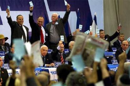 El primer ministro israelí, Ariel Sharón (en el centro, sentado), durante la votación de la ejecutiva del Likud a favor de una consulta sobre la retirada de Gaza.