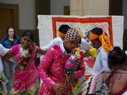 El grupo de danza durante su actuaci&oacute;n en el Pa&iacute;s Vasco. 