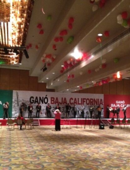 Un grupo de mariachis en el hotel de Tijuana donde el PRI comentó anoche los resultados.