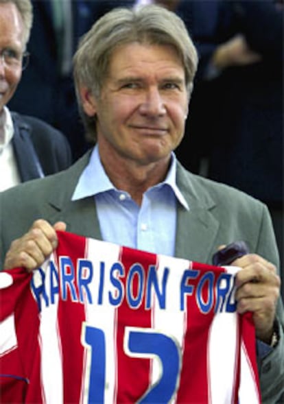 El actor posa con una camiseta del Atlético, equipo que promocionará su próxima película.