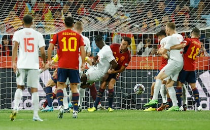 España encaja su segundo gol ante Suiza el pasado sábado en Zaragoza.