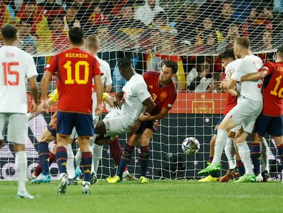 España encaja su segundo gol ante Suiza el pasado sábado en Zaragoza.