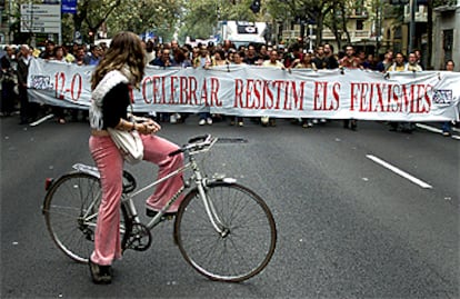 Cabecera de la manifestación convocada por la Plataforma Antifascista, a su paso por la calle de Urgell.