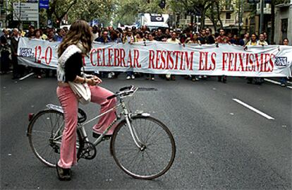 Cabecera de la manifestación convocada por la Plataforma Antifascista, a su paso por la calle de Urgell.