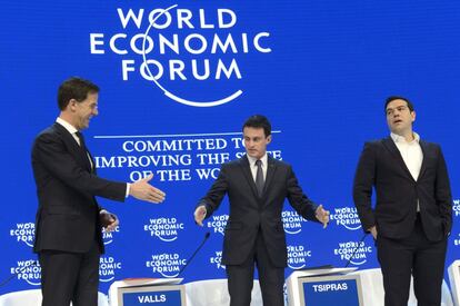Los primeros ministros de Holanda, Francia y Grecia, en Davos, Suiza.