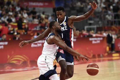 Kemba Walker (en primer término), de Estados Unidos, es presionado por Frank Ntilikina.