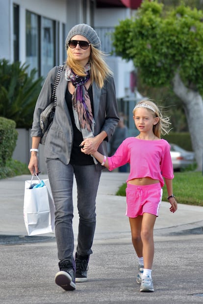 Heidi Klum y su hija Leni presumen de zapatillas en Los Ángeles.