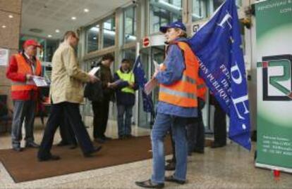 Representantes de los funcionarios del Consejo Europeo se renen a las puertas del Consejo durante una protesta contra las medidas de austeridad, en Bruselas, Blgica. EFE/Archivo