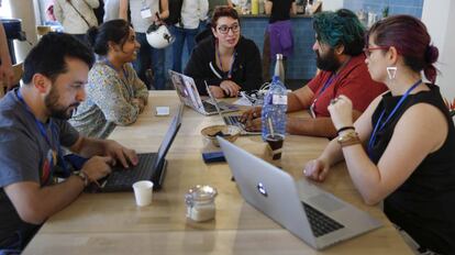 Algunos participantes en el Internet Freedom Festival, en las Naves de Valencia.