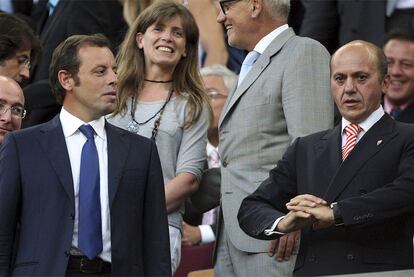 El nuevo presidente del Barça se sentó por primera vez en el sillón presidencial del Camp Nou para compartir el encuentro con su homólogo sevillista José María Del Nido.