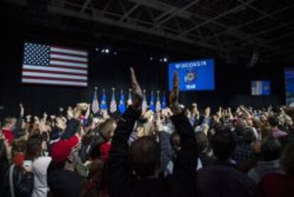 Partidarios del partido depublicano reaccionan a los resultados electorales en Milwaukee, Wisconsin.