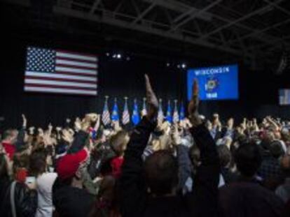 Partidarios del partido depublicano reaccionan a los resultados electorales en Milwaukee, Wisconsin.