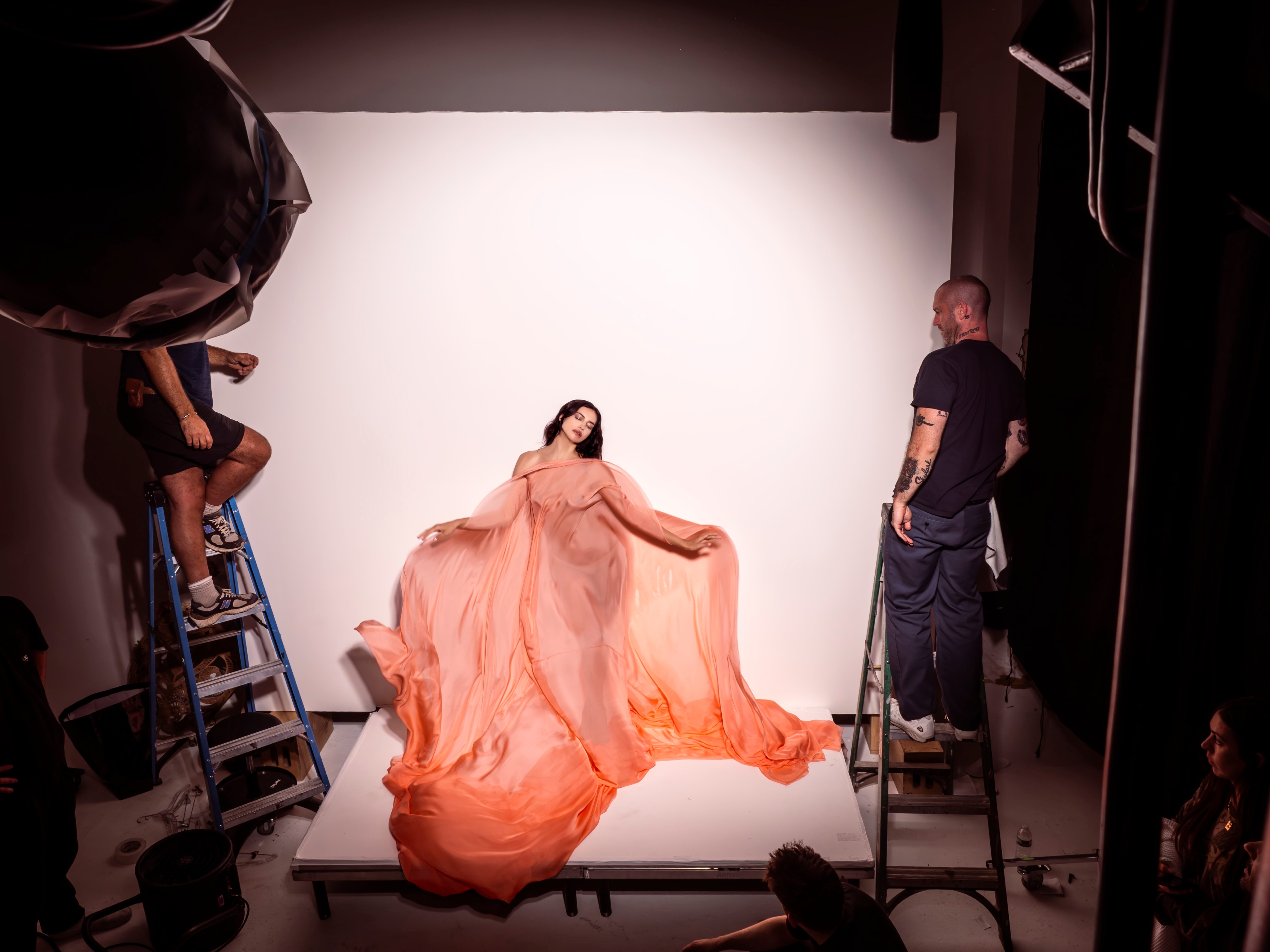 Entramos en el set del calendario Pirelli 2026: surrealismo digital con estética analógica (y una pecera) 11 Irina Shayk, durante su sesión de fotos en Londres para el calendario Pirelli de 2026.
