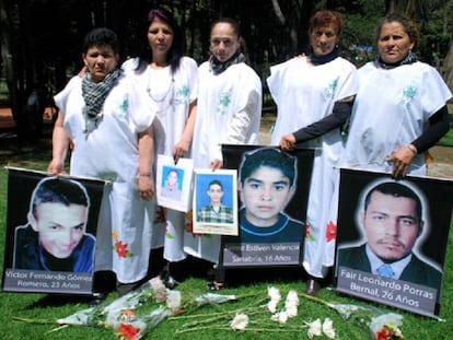 Un grupo de madres reclama justicia por sus hijos usados como 'falsos positivos' en Colombia.