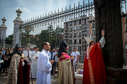 DVD 1213. Madrid, 19/05/2024. Entrega del Jachkar, cruz de la iglesia armenia a la Iglesia Catlooca, en la Catedral de La Almudena. (Foto: JUAN BARBOSA) .