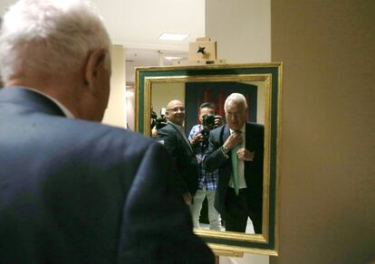 José Manuel García-Margallo, se mira en el espejo, momentos antes de hacerse la foto oficial del Congreso, el 11 de julio de 2016.