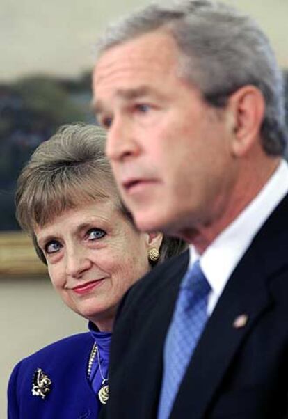 George W. Bush y Harriet Miers, ayer en la Casa Blanca.