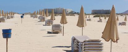 Hamacas vacías en un hotel en Fuerteventura.