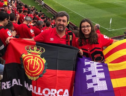 Clara Buades junto a su padre en un partido del RCD Mallorca.