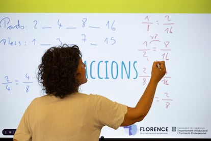 La profesora Nesa Bermejo, referente del programa Florence, imparte una clase de fracciones a los alumnos de 5º de primaria de la escuela Giroi de La Garriga (Barcelona).