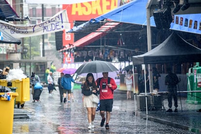 La lluvia fue la protagonista de la mañana del domingo 18 de agosto en la Aste Nagusia o Semana Grande de Bilbao.