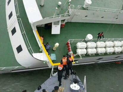 Fotografía facilitada por el Servicio de Guardacostas surcoreano que muestra las labores de rescate de los pasajeros.
