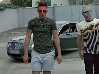 A la izquierda de la imagen, el cantante Clase-A junto a Francisco Tejón, el "Castaña", el mayor capo del narcotráfico del Campo de Gibraltar, en un fotograma del videoclip de 'Candela'.