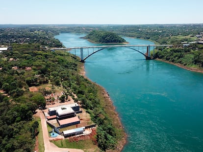 El Puente de la Amistad sobre el río Paraná, entre Brasil y Paraguay.