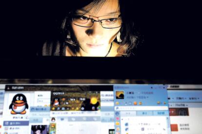 <b>Una usuaria enganchada a QQ, la red social que arrasa en China.</b>