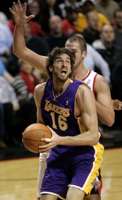 Paul Gasol lucha por un balón