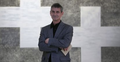 José Sanleón posa ante una de sus obras expuestas en la Fundación Bancaja de Valencia.