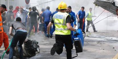 Un sanitario del SAMUR corre hacia el reactor accidentado.