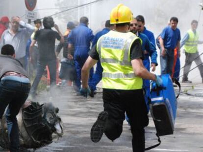 Un sanitario del SAMUR corre hacia el reactor accidentado.