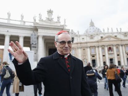 El cardenal Santos Abril, en la plaza de San Pedro el 11 de marzo.