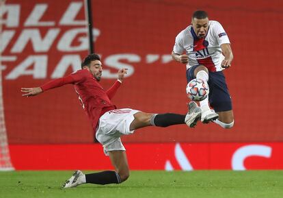 Bruno Fernandes (I) disputa el balón a Mbappe en el partido de Champions entre Manchester y PSG.