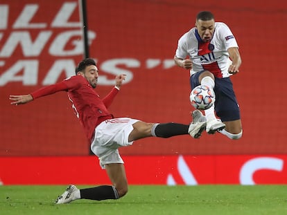 Bruno Fernandes (I) disputa el balón a Mbappe en el partido de Champions entre Manchester y PSG.