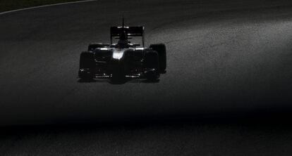 El piloto británico Jenson Button del equipo McLaren con su monoplaza.