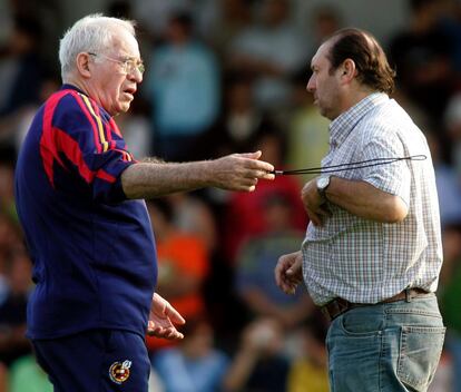 Luis Aragonés, junto a Quini, en un entrenamiento de la selección española en Gijón en 2005.