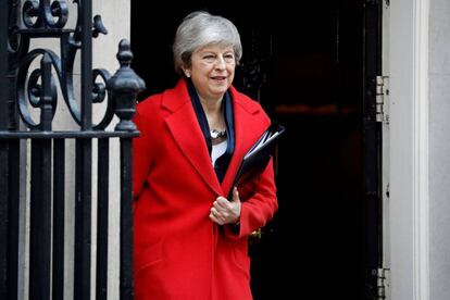 Theresa May sale de Dowing Street, este martes.