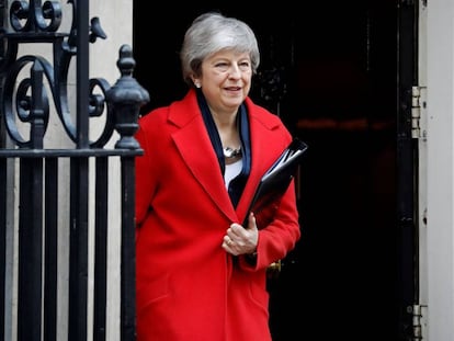 Theresa May sale de Dowing Street, este martes. 