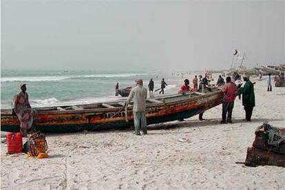 Un <i>cayuco,</i> el tipo de embarcación con que los inmigrantes parten de Mauritania hacia las islas Canarias, en una playa de Nuakchot.