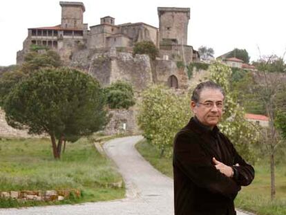 El diseñador Roberto Verino, frente al Castelo de Monterrei.