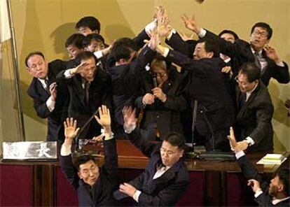 Trifulca de los diputados surcoreanos tras la decisión de la Asamblea Nacional de destituir al jefe del Estado, Roh Moo Hyun.