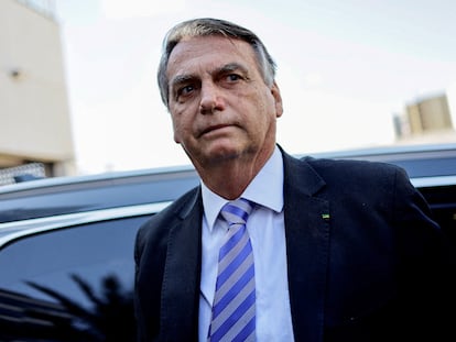 El expresidente brasileño Jair Bolsonaro sale de la sede de la Policía Federal tras declarar sobre los disturbios del 8 de enero, en Brasilia, Brasil, el pasado 18 de febrero.