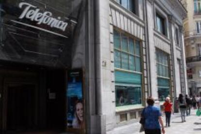 Logotipo de Telefónica en la tienda Flagship de la compañía en Gran Vía.