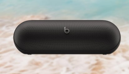 Imagen del Apple Beats Pill con fondo de una playa