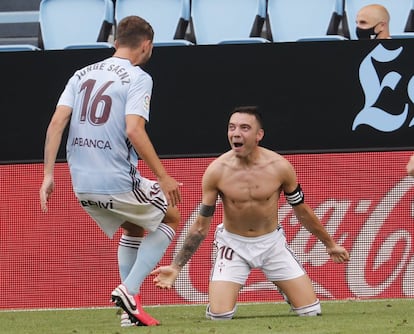 El delantero del Celta, Iago Apas (en el suelo), celebra tras marcar el 2-2 durante el partido ante el Barcelona.